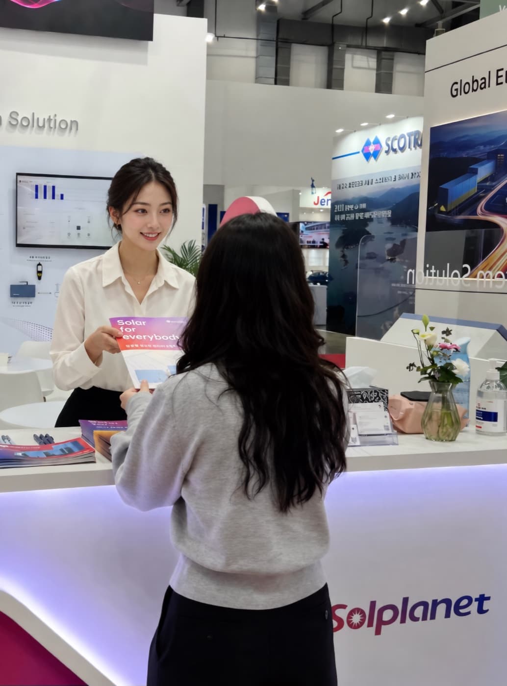 Solplanet 부스 관람객 응대